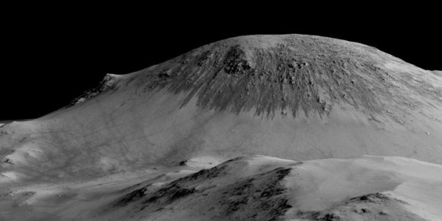 Image fournie par la NASA le 27 septembre 2015, montrant des trainées pouvant avoir été formées par de l'eau coulant sur Mars