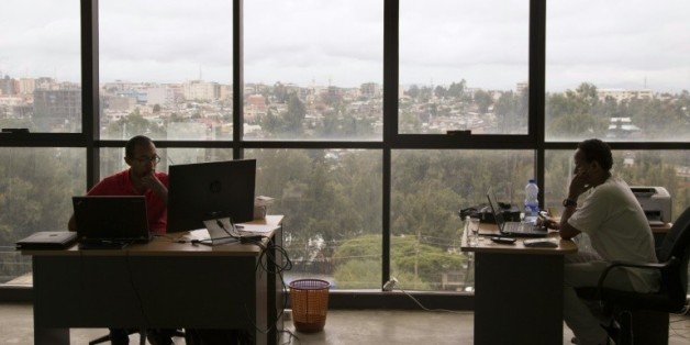 L'entrepreneur éthiopien Feleg Tsegaye (g) travaille avec un collègue dans les locaux de Deliver Addis, un service en ligne de livraison de repas à domicile, à Addis Ababa, le 24 septembre 2015