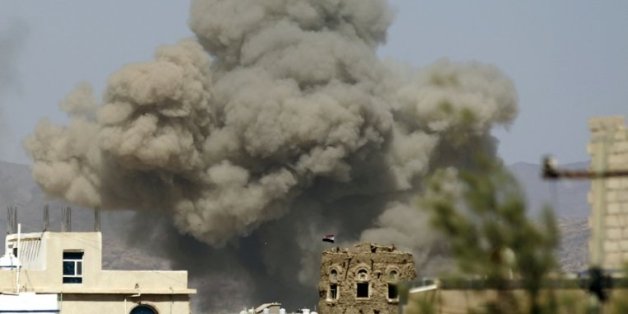 De la fumée au-dessus de la ville de Sanaa après une frappe aérienne de la coalition arabe, le 29 septembre 2015 au Yémen