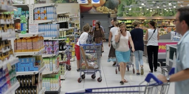Des clients dans un supermarché à Coutances, dans la Manche, le 18 août 2015