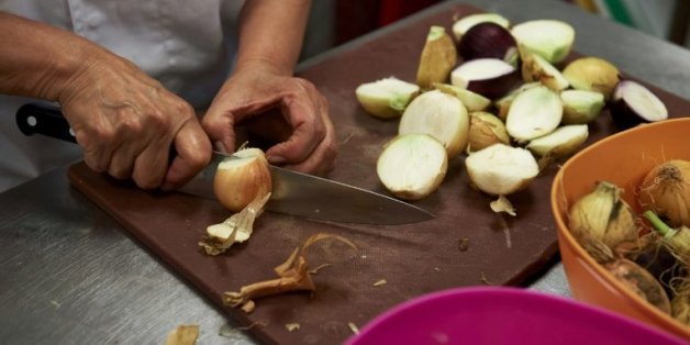 La Péruvienne Marlith Tenazoa Del Aguila cuisine dans le restaurant Mazi Mas à Kennington, dans le sud de Londres, le 17 septembre 2015