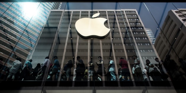 Customers queue inside an Apple store in Hong Kong on September 25, 2015. Apple was urged to act as rights campaigners said a Chinese touchscreen glass supplier to the smartphone giant was exploiting factory workers. AFP PHOTO / Philippe Lopez (Photo credit should read PHILIPPE LOPEZ/AFP/Getty Images)