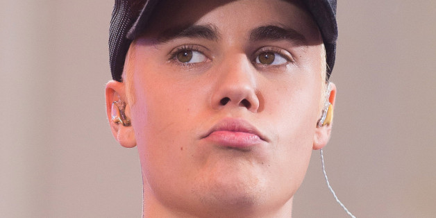 Justin Bieber kifft bei einem Konzert von Rae Sremmurd auf der Bühne.