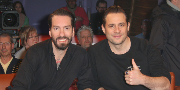 Daumen hoch: die Platte "DosBros" schafft es auf Platz Eins der Charts.