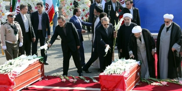 Le président iranien Hassan Rohani (c) et des officiels du gouvernement déposent des fleurs sur les cercueils des pèlerins morts à Mina (la Mecque)