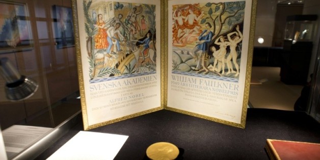 La médaille d'or du prix Nobel de Littérature reçu par l'écrivain William Faulkner en 1949 exposée chez Sotheby's avant une vente aux enchères, le 6 juin 2013 à New York