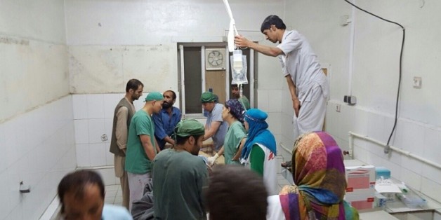 Des chirurgiens afghans de MSF travaillent dans une partie de l'hôpital de l'ONG non touché par les bombardements, le 3 octobre 2015 à Kunduz