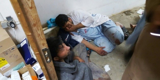 Du personnel afghan de MSF bouleversés après le bombardement de l'hôpital à Kunduz le 3 octobre 2015