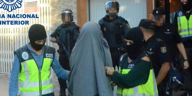 Image fournie par le ministère espagnol de l'Intérieur, le 4 octobre 2015, montrant l'arrestation d'une personne suspectée de recruter pour le compte du groupe Etat islamique en Irak et en Syrie