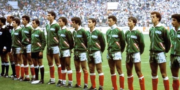 Equipe nationale 1982: Mustapha Dahleb entre Lakhdar Belloumi et Faouzi Mansouri