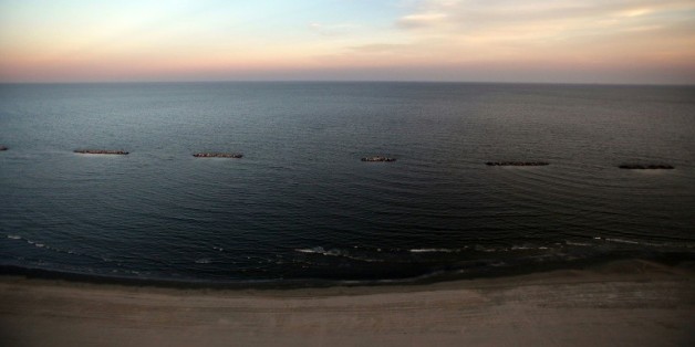Vue d'une plage de Louisiane souillée en 2010 par une marée noire, imputée à BP, dans le Golfe du Mexique, le 13 avril 2011