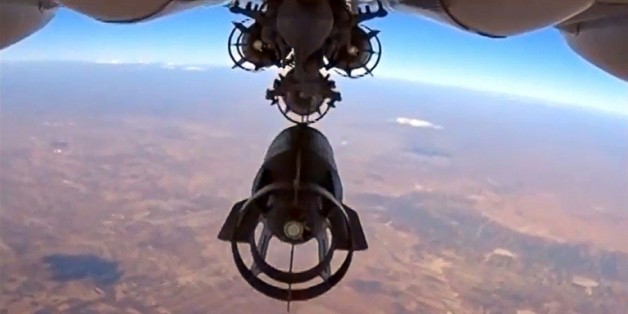 Image tirée d'une vidéo diffusée sur le site du ministère russe de la Défense, le 6 octobre 2015, montrant le largage d'une bombe lors d'une frappe aérienne russe en Syrie