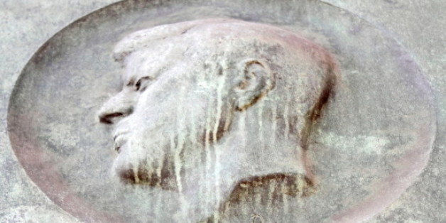 Verwitterter Glanz: Das John-F.-Kennedy-Relief am Rathaus Schöneberg in Berlin
