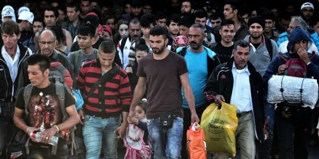Des réfugiés et des migrants débarquent sur le port de Piraeus en Grèce le 6 octobre 2015