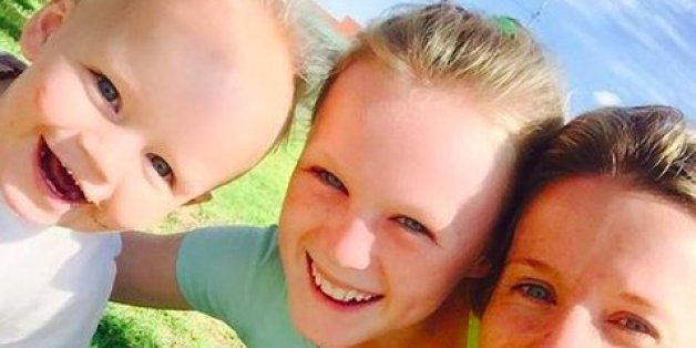 Die kleine Familie erlitt einen schweren Autounfall.
