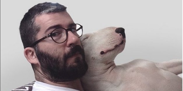 Seine Frau hat ihn verlassen und ihm nur den Hund dagelassen.