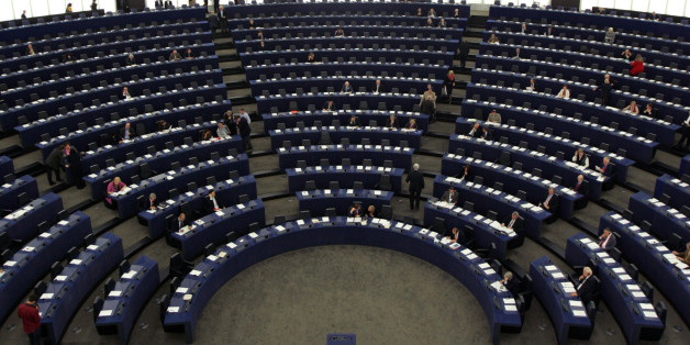 ARCHIV - Blick in das Europa Parlament in Strassburg am 28. Oktober 2008. Die Europawahl am 7. Juni ist fuer das EU-Parlament zugleich ein wichtiges Jubilaeum: Am 7. Juni 1979 wurden die Abgeordneten zum ersten Mal direkt von den Buergern gewaehlt. Bis dahin wurden die Parlamentarier von den Regierungen der einzelnen EU-Staaten entsandt. Mit der Wahl am 7. Juni wird das Europaparlament von derzeit 785 Abgeordneten auf 736 verkleinert. Deutschland als groesster EU-Staat wird aber unveraendert 99