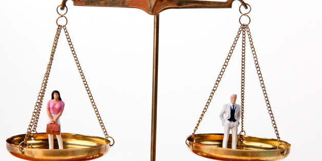 Men and women on equal Waage.Symbol