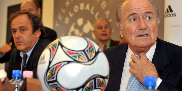 Uefa-Chef Michel Platini (l) und Fifa-Präsident Joseph 'Sepp' Blatter (R)