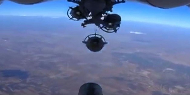 Image tirée d'une vidéo diffusée sur le site du ministère russe de la Défense, le 6 octobre 2015, montrant le largage d'une bombe lors d'une frappe aérienne russe en Syrie