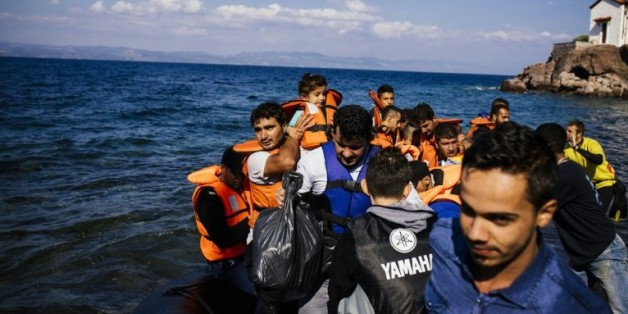 Des migrants et des réfugiés venant de Turquie arrivent sur l'île grecque de Lesbos, le 9 octobre 2015