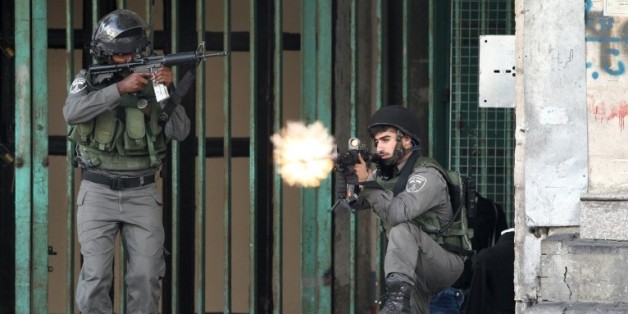 Des forces de l'ordre israéliennes tirent sur des palestiniens avec des balles en caoutchouc près d'un checkpoint à l'est d'Hébron, le 6 octobre 2015