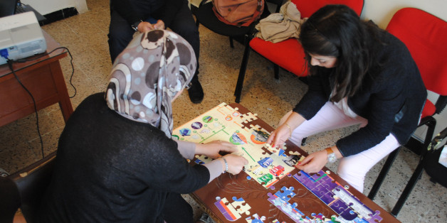 Pour sensibiliser les enfants à l'environnement, l'association algérienne Flambeau vert a créé un puzzle sur le recyclage.