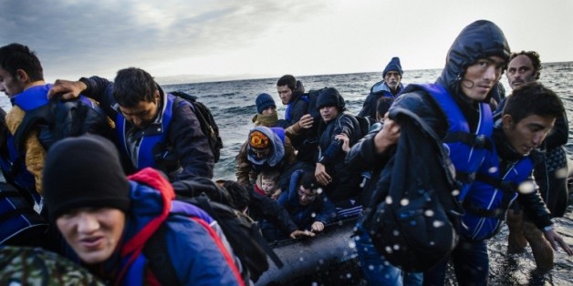 Des jeunes migrants arrivent par bateau sur l'île de Lesbos venant de Turquie le 9 octobre 2015