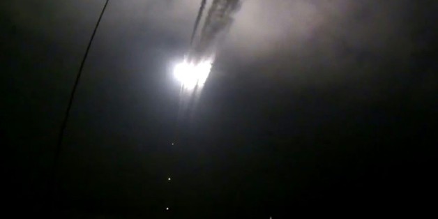 Image extraite d'une vidéo publiée sur le site internet officiel du ministère russe de la défense le 7 octobre 2015 censée montrer un navire de guerre russe lançant un missile de croisière dans la mer caspienne pendant une frappe contre les positions du groupe EI en Syrie