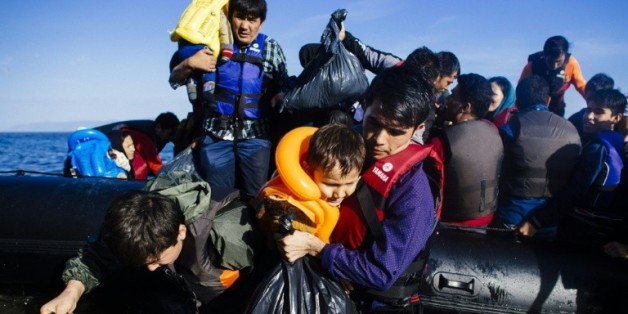 Des migrants débarquent sur l'île grecque de Lesbos en provenance de Turquie le 12 octobre 2015