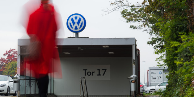 Una empleada de VW entra en una fábrica de la empresa a través de la puerta 17 en Wolfsburgo, Alemania, el 6 de octubre de 2015. (Julian Stratenschulte/dpa via AP)