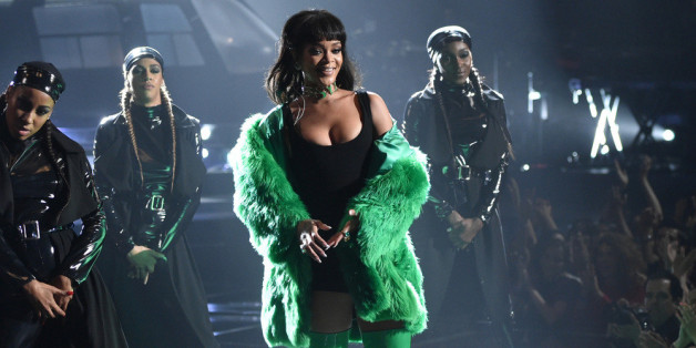 Riri und Selena Gomez performen bei Victoria's Secret.