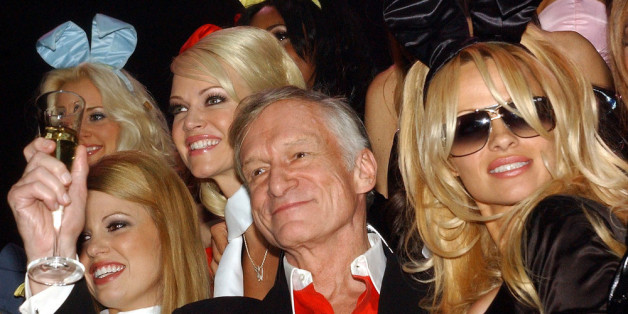 Gründer und Chefredakteur des US-amerikanischen Männermagazins "Playboy" mit dem seinem Super-Bunny Pamela Anderson (r.)