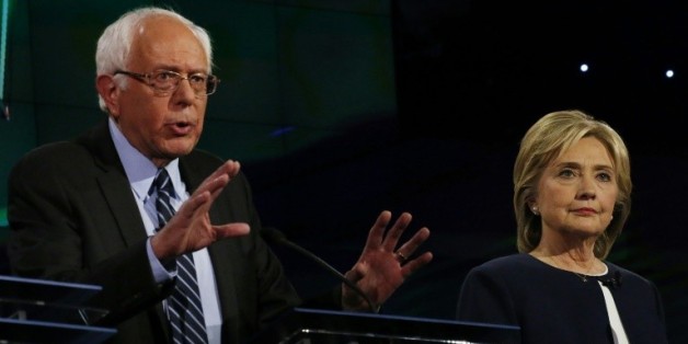Hillary Clinton et Bernie Sanders, tous deux candidats à l'investiture démocrate s'expriment lors d'un débat télévisé à Las Vegas le 13 octobre 2015
