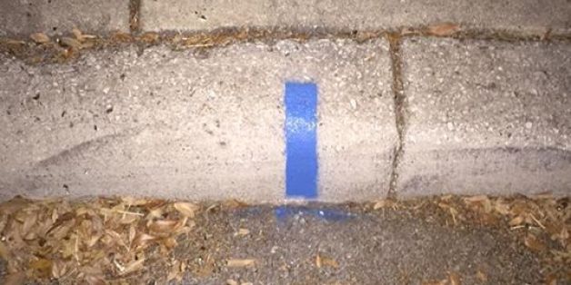 Der wahre Grund hinter den blauen Streifen auf Gehwegen.