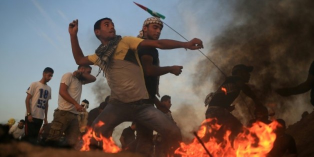 Des jeunes gazaouis affrontent des soldats israéliens à coups de pierre le 13 octobre 2015 à la frontière entre Gaza et Israël