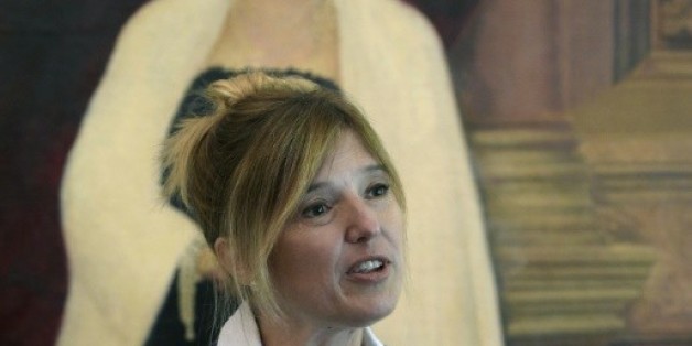Cristina Alvarez Rodriguez, petite-nièce de l'ex-Première Dame (1946-1952) Eva Peron (1919-1952), pose près du portrait de sa grand-tante au musée Evita de Buenos Aires, le 25 septembre 2015