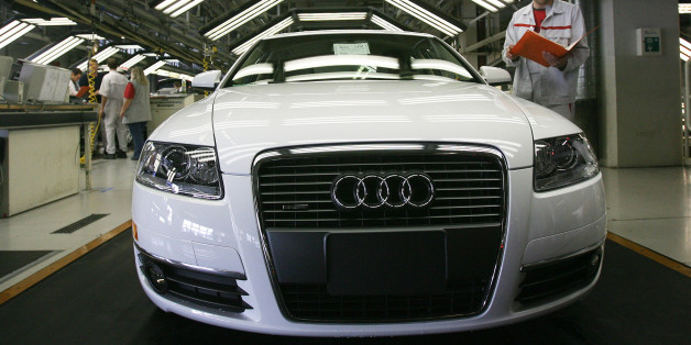 Ein Mitarbeiter der Endkontrolle ueberprueft einen Audi A6 im Lichttunnel in der Produktion bei der Audi AG in Neckarsulm, am Donnerstag, 19. April 2007. (Photo/Daniel Maurer) ----- An employee of Audi AG checking an Audi A6 in the light tunnel at the end of the assembly line of Audi AG in Neckarsulm, southern Germany, on Thursday, April 19, 2007. (AP Photo/Daniel Maurer)