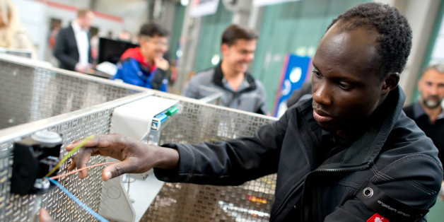 Flüchtlinge arbeiten in München (Bayern) in der Lernwerkstatt auf dem Gelände der Bayernkaserne unter professioneller Anleitung