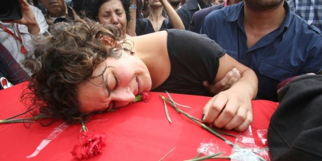 Enterrement de Korkmaz Tedik, membre du parti travailliste turc (EMEP) tué dans les attentats d'Ankara la veille, le 11 octobre 2015 à Ankara