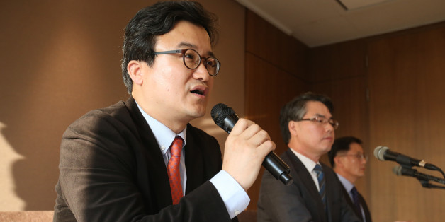 16일 오후 서울 중구 프레스센터에서 '올바른 역사교과서를 지지하는 교수 모임'이 기자회견을 열고 역사 교과서 국정화를 지지하는 내용의 성명서를 발표한 뒤 취재진 질문에 답하고 있다. 왼쪽부터 양정호 성균관대 교수, 나승일 전 교육부 차관, 김희규 신라대학교 교수. 2015.10.16