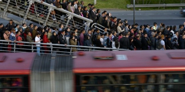 Des colombiens font la queue pour prendre le Transmilenio, réseau de bus de la capitale Bogota, le 13 octobre 2015