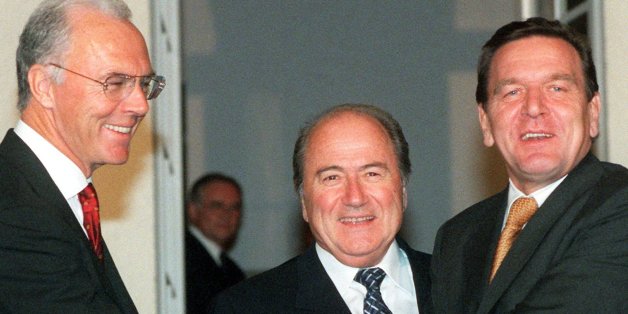 Franz Beckenbauer, Sepp Blatter und Gerhard Schröder (v. l.)