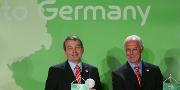 Franz Beckenbauer et Wolfgang Niersbach, alors responsables du Comité d'organisation du Mondial allemand, le 1er février 2006 à Madrid