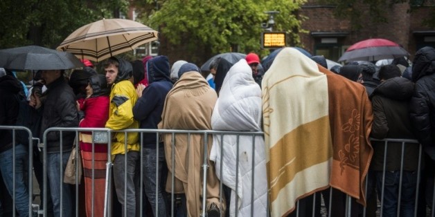 Des réfugiés font la queue devant le principal centre d'enregistrement des demandeurs d'asile à Berlin, le 15 octobre 2015