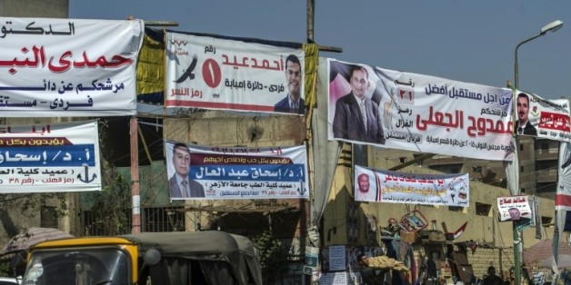 Des affiches de différents candidats aux législatives, au Caire le 15 octobre 2015