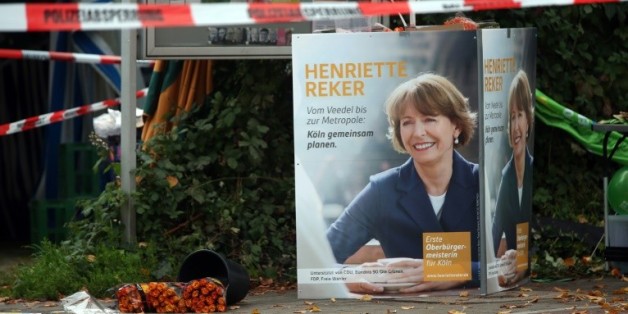 Des fleurs déposées près du lieu où la candidate à la mairie Henriette Reker a été grièvement blessée, à Cologne, en Allemagne, le 17 octobre 2015