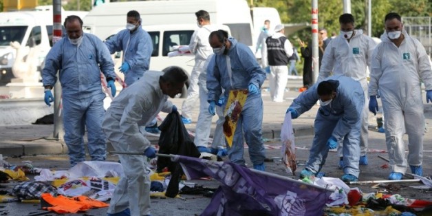 Les enquêteurs sur les lieux du double attentat à Ankara, le 10 octobre 2015