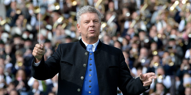 Dieter Reiter dirigiert beim traditionellen Standkonzert der Oktoberfest-Kapellen. Foto: dpa