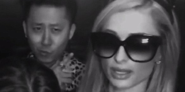 Verzichtet ungern auf Sonnenbrillen: Paris Hilton im Fahrstuhl